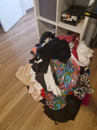 Vendo oltre 50 capi di abbigliamento femminile