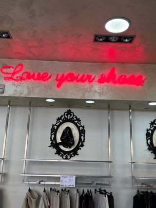 Scritta Neon Love your shoes Rossa