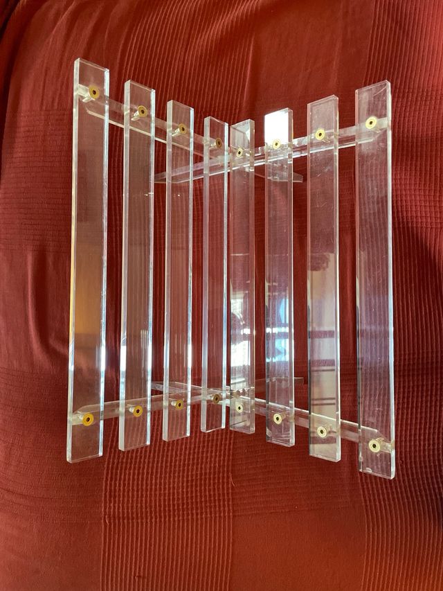 Revistero acrílico transparente