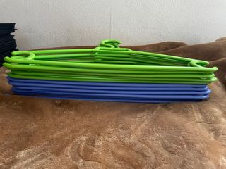 10 Perchas Plásticas Resistentes Azul y Verde
