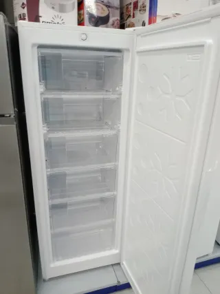 Congelador Vertical Benavent 143x55