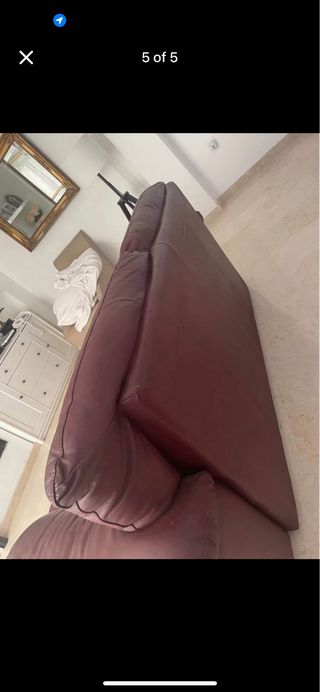 Sofá de cuero marrón y rojo.