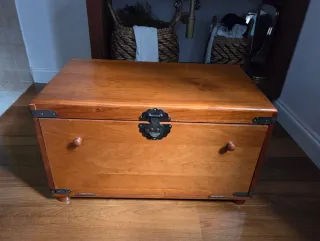 Arcón baúl de madera hecho a mano