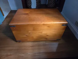 Arcón baúl de madera hecho a mano