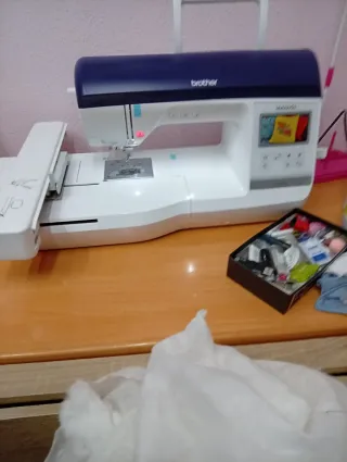 Máquina de bordar Brother Innovis
