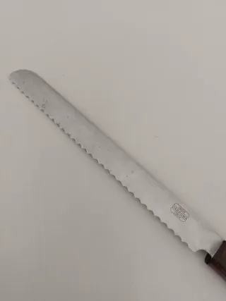 Coltello da pane in acciaio con manico in legno