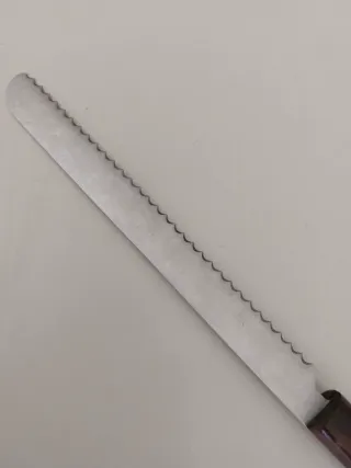 Coltello da pane in acciaio con manico in legno