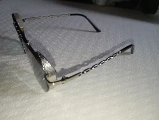 Occhiali da sole ottagonali con catena