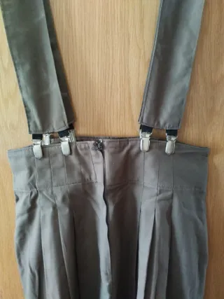 Bermudas verde oliva/marrón con bolsllos y tirante