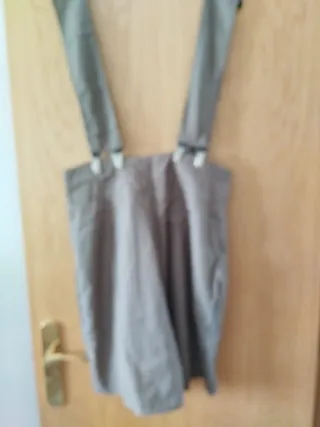 Bermudas verde oliva/marrón con bolsllos y tirante