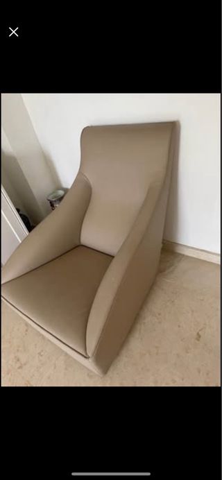 Sillón de piel beige