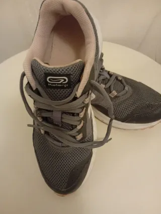 Zapatillas Kalenji grises y beys