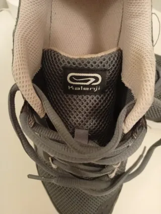 Zapatillas Kalenji grises y beys