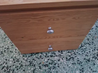 Cabecero de madera con mesitas y apliques