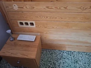 Cabecero de madera con mesitas y apliques