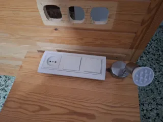 Cabecero de madera con mesitas y apliques