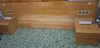Cabecero de madera con mesitas y apliques