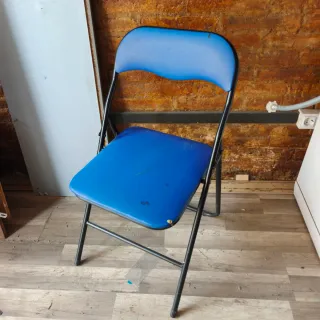 Silla plegable azul y negra