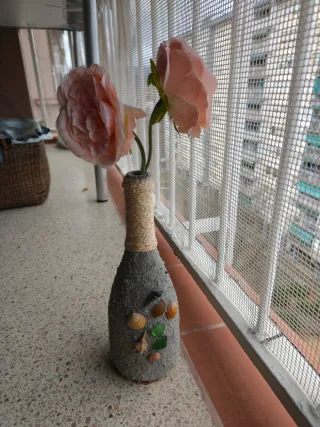 Botella decorada con conchas y cristal