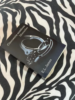 Vendo libro  cincuenta sombras liberadas.