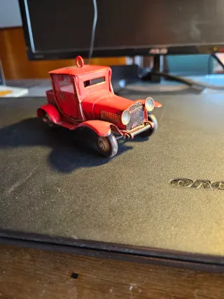 Coche clásico decorativo de metal rojo