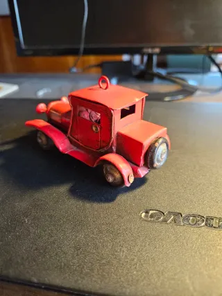 Coche clásico decorativo de metal rojo