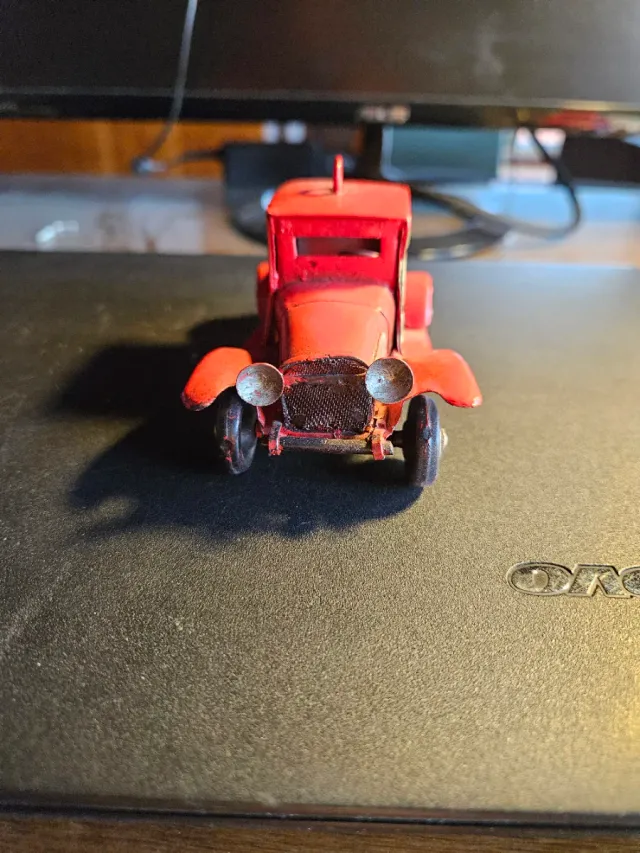 Coche clásico decorativo de metal rojo