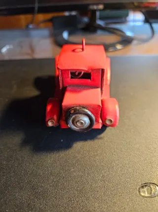 Coche clásico decorativo de metal rojo