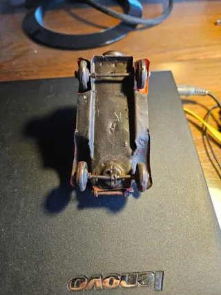 Coche clásico decorativo de metal rojo