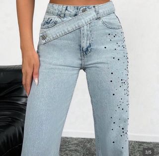 Vaqueros con brillos plateados, son de Shein.