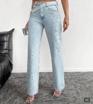 Vaqueros con brillos plateados, son de Shein.