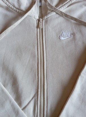 Chaqueta Nike Club Fleece Beige logo bordado