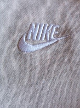 Chaqueta Nike Club Fleece Beige logo bordado