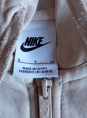 Chaqueta Nike Club Fleece Beige logo bordado