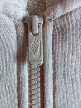 Chaqueta Nike Club Fleece Beige logo bordado