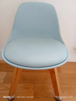Silla infantil azul con patas de madera