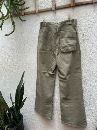 Pantalón verde militar con botones