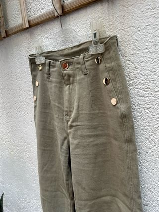 Pantalón verde militar con botones