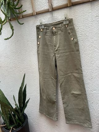 Pantalón verde militar con botones