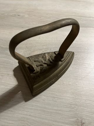Antico ferro da stiro in ghisa
