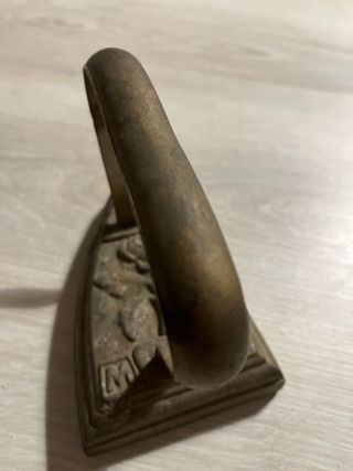 Antico ferro da stiro in ghisa