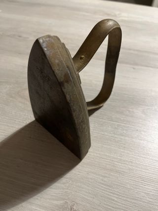 Antico ferro da stiro in ghisa