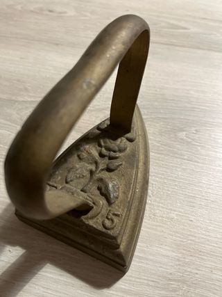 Antico ferro da stiro in ghisa