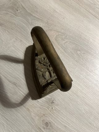 Antico ferro da stiro in ghisa