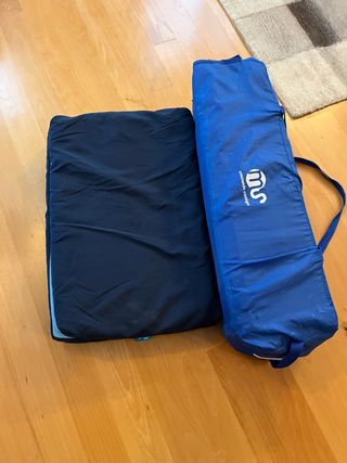 Cuna de viaje azul con colchón