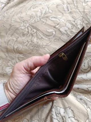 Cartera de piel marrón