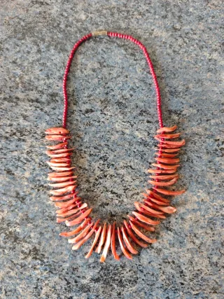 Collar de coral naranja y rojo