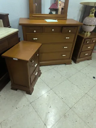Cómoda, mesitas y espejo de madera