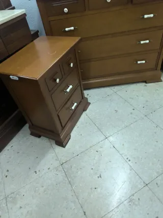 Cómoda, mesitas y espejo de madera