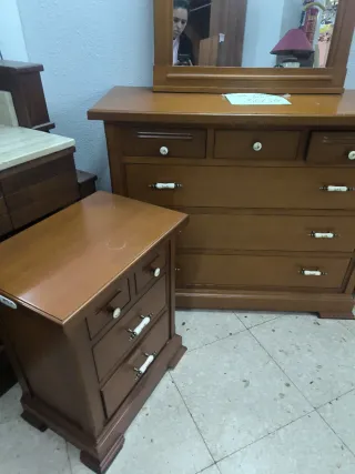 Cómoda, mesitas y espejo de madera